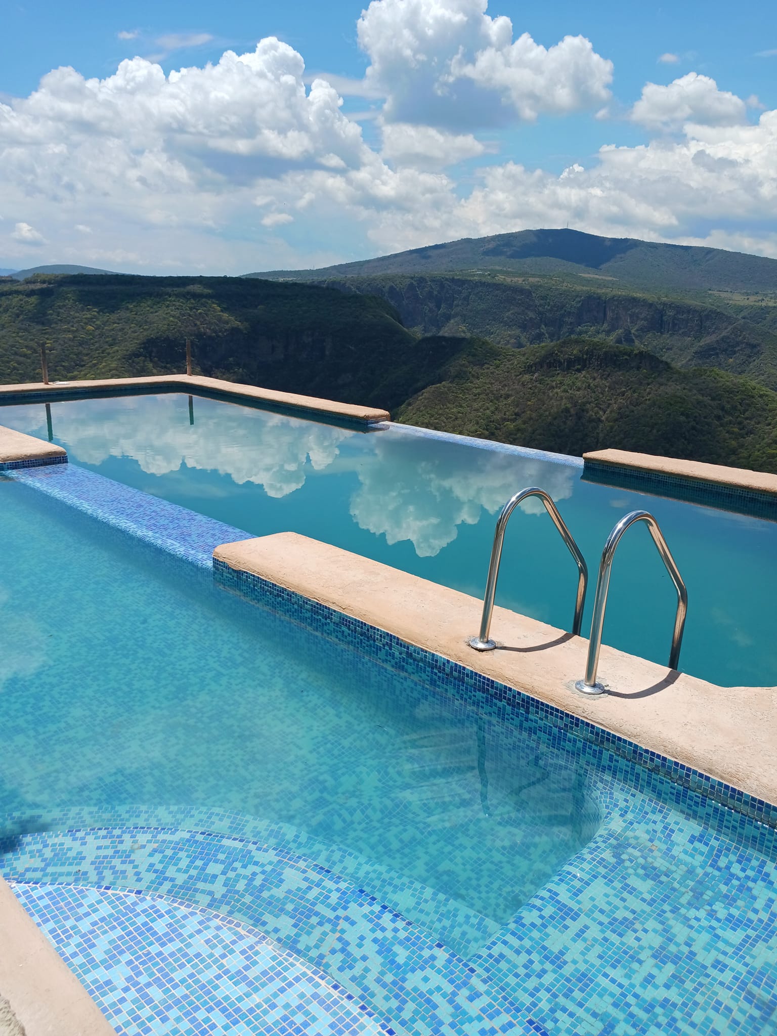 Vista panorámica de la alberca y el jardín