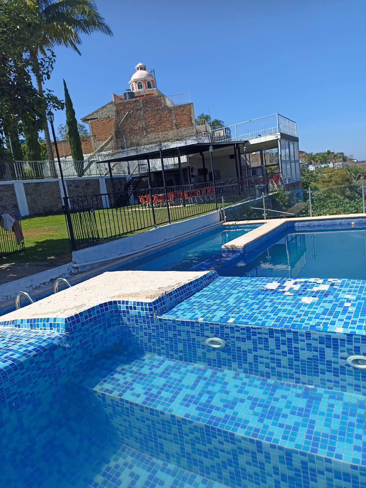 Vista panorámica de la alberca y la terraza