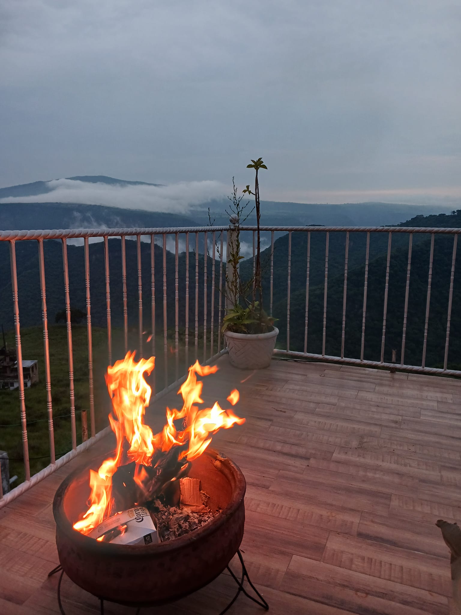 Balcón con cómoda zona para fogatero y vista nocturna