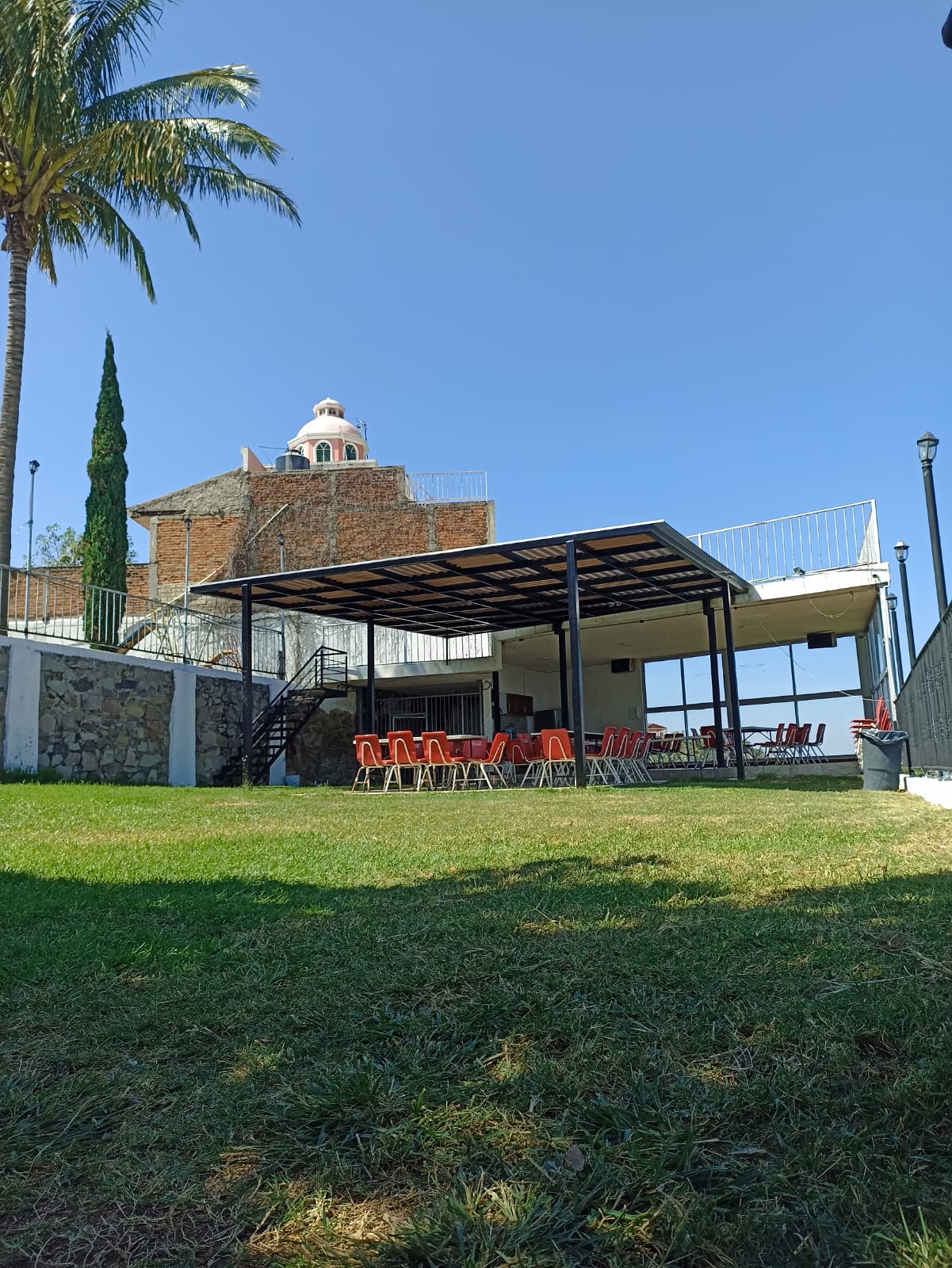Gran terraza preparada para eventos y celebraciones